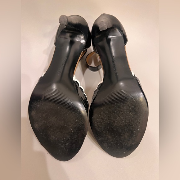 Adorable b&w scallop design Tahiti ankle strap patent leather sandals. - Picture 6 of 9